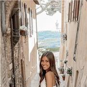 Studentessa di Giurisprudenza, diplomata al liceo classico con il massimo dei voti, propongo lezioni di Latino Greco e Letteratura